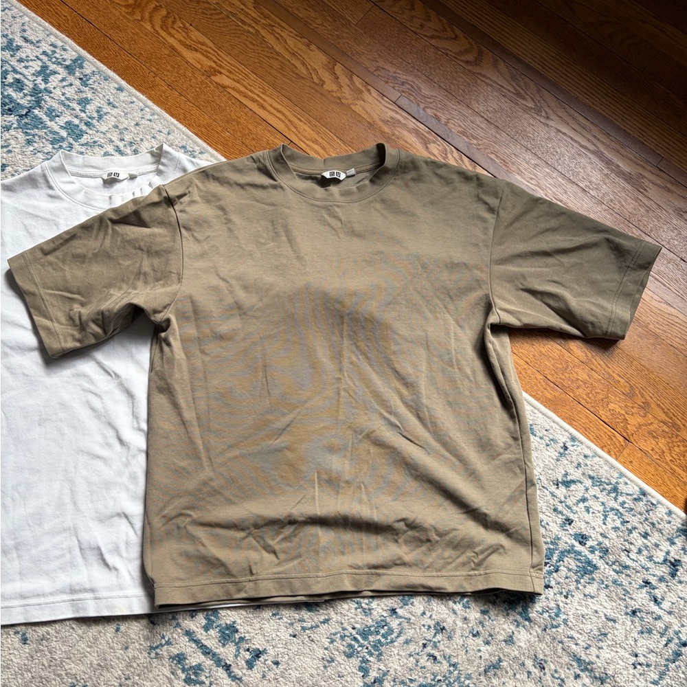 Uniqlo Men's Short Sleeve Khaki and White Tees